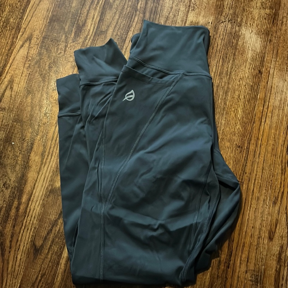 Gray p’tula joggers. Small